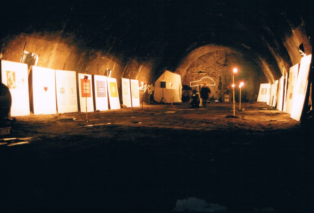 Symposion, Ausstellung im Fluchtstollen des Arlbergtunnels, 1999