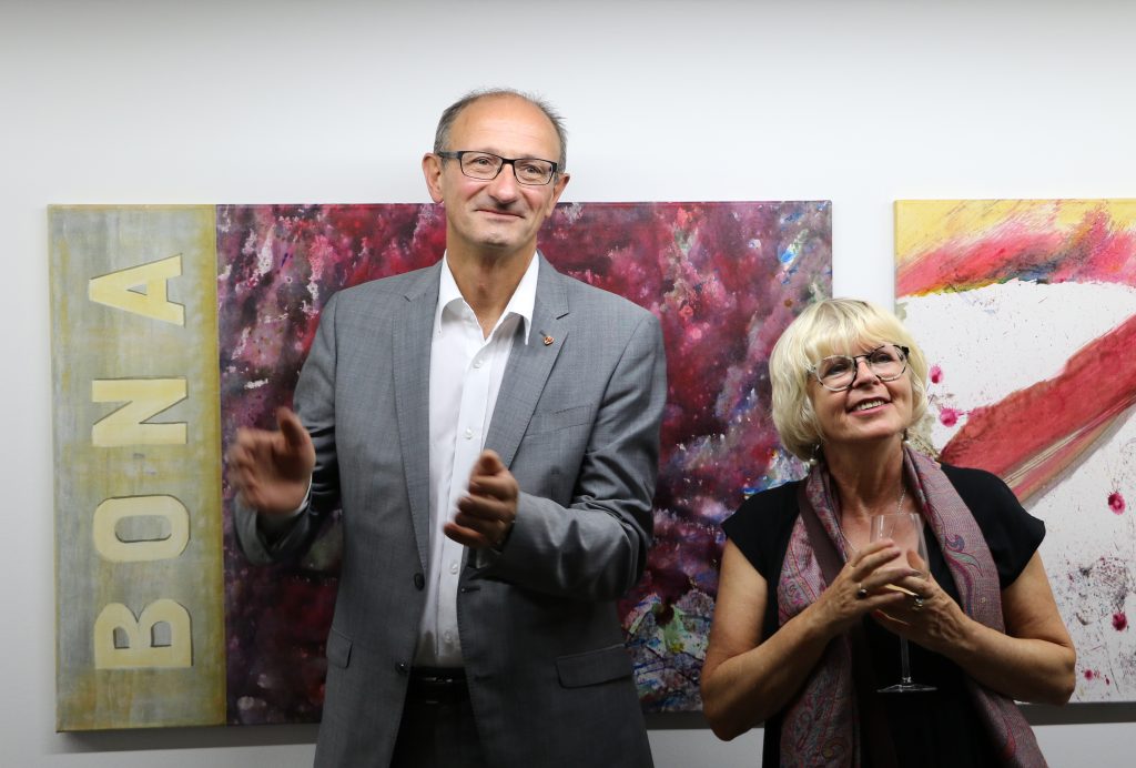 Vernissagenbesucher: LA Toni Mattle und Künstlerin Gabriele Fischer