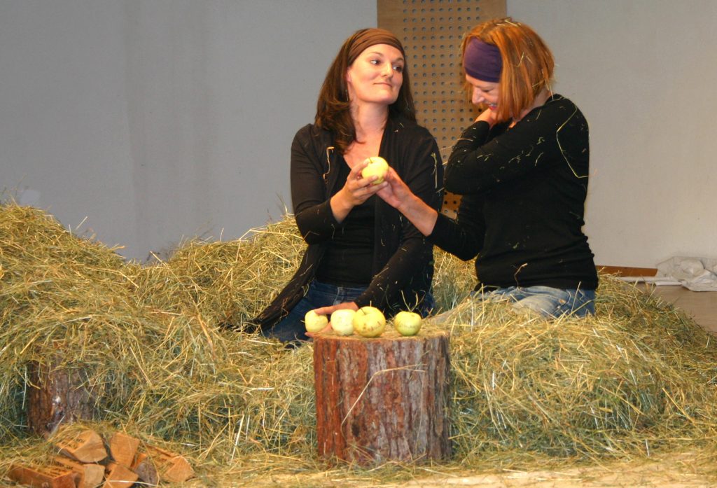 Theaterinszenierung, Katja Volgger und Lydia Thurner